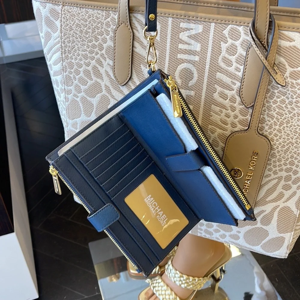 MICHAEL KORS LARGE DOUBLE ZIP WRISTLET WALLET PHONE CASE
Navy NWT - Picture 5 of 16